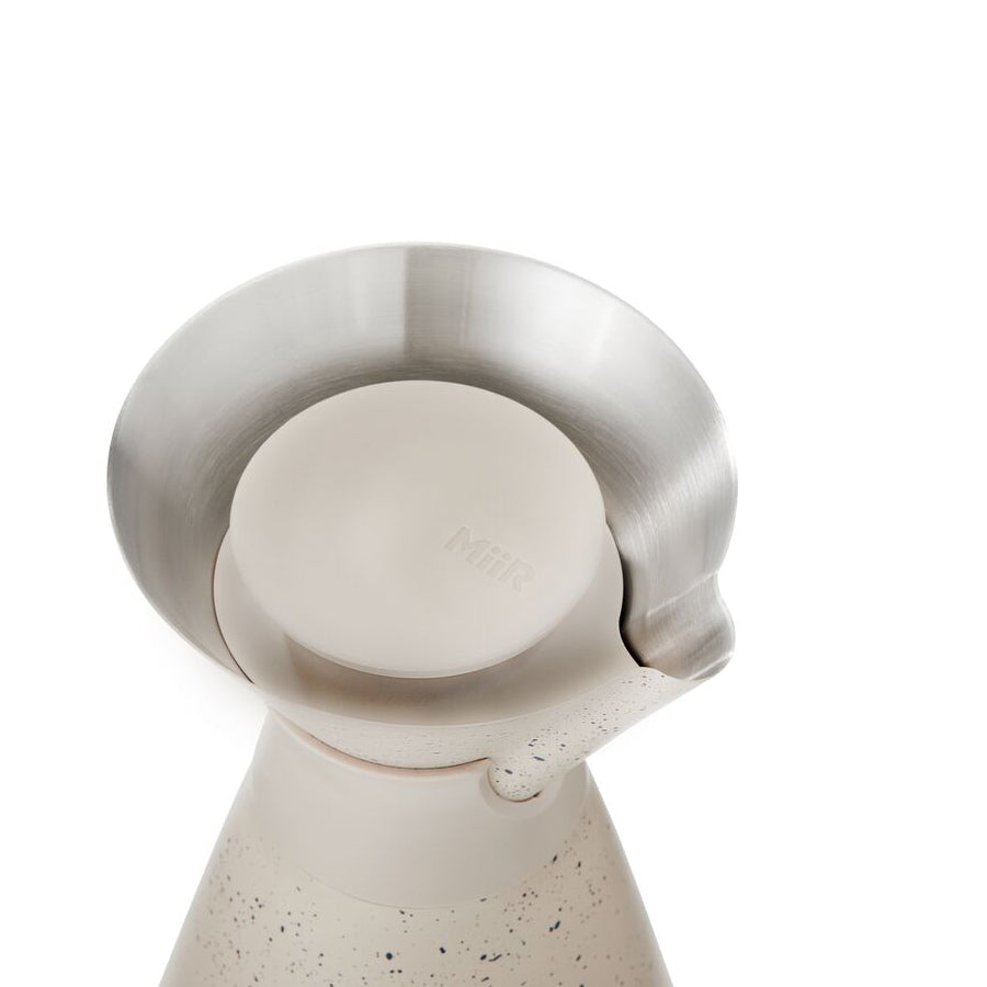 new-standard-carafe-y3 WebPDP-33oz_New_Standard_Carafe_Desert_Tan_Speckle_Studio__CAR1SVOS224_45_Lid_On.jpg
